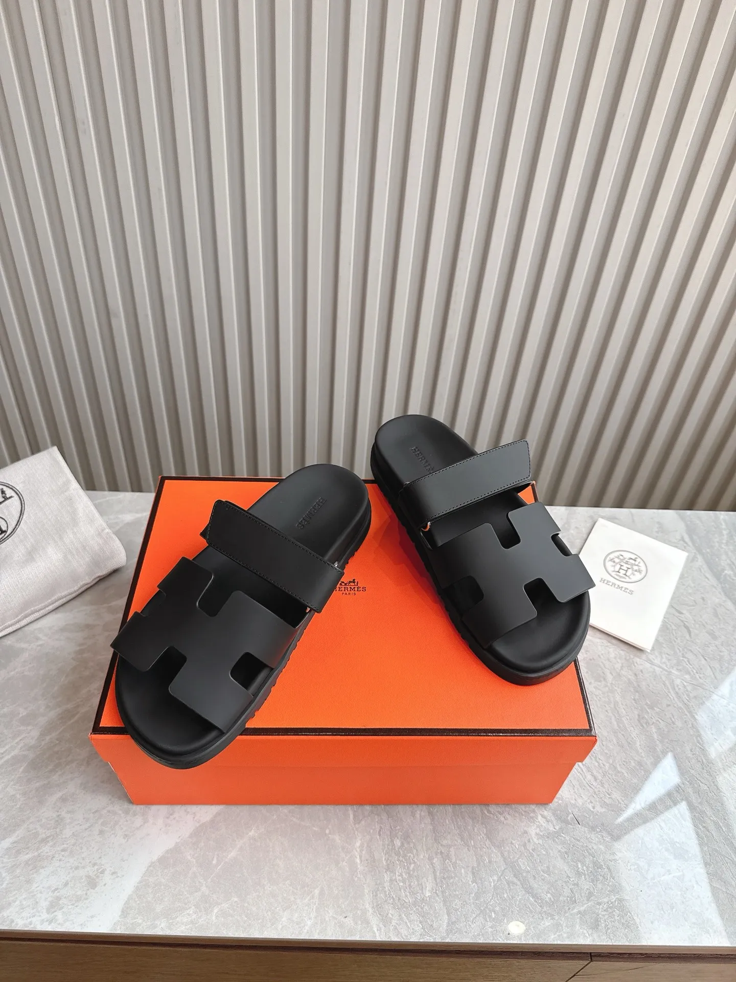 p480🐮🐮Couple model (top version) H family 2024 spring and summer new style HERMES Hermes' recently popular couple model pig nose angle sandals and slippers, paired with various colorful socks, popular. Upper: imported original deerskin (the genuine leather edging is not ordinary super migration). Lining: imported genuine leather. Outsole: Tpu non-slip and wear-resistant outsole. Size: Female 35-42 (40/42 non-returnable and non-exchangeable) Male size: 39-45 (45 non-refundable and non-exchangeable)